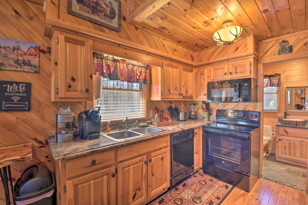 Helen Cabin With Deck And Hot Tub Less Than Half Mi To Main St Esterno foto